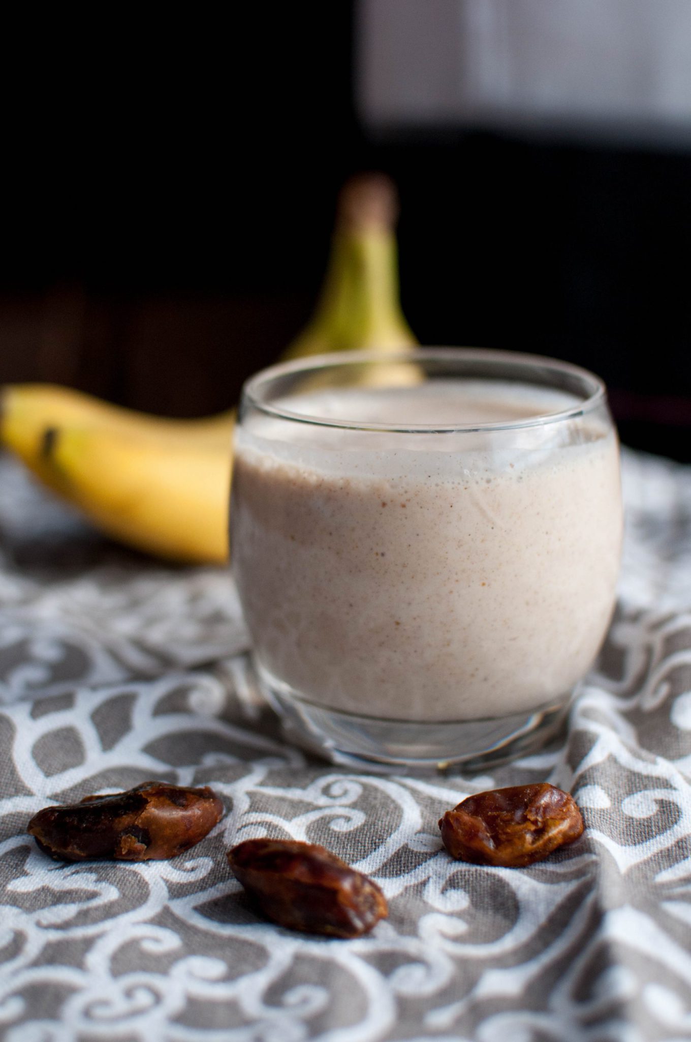 Bananowy koktajl z daktylami