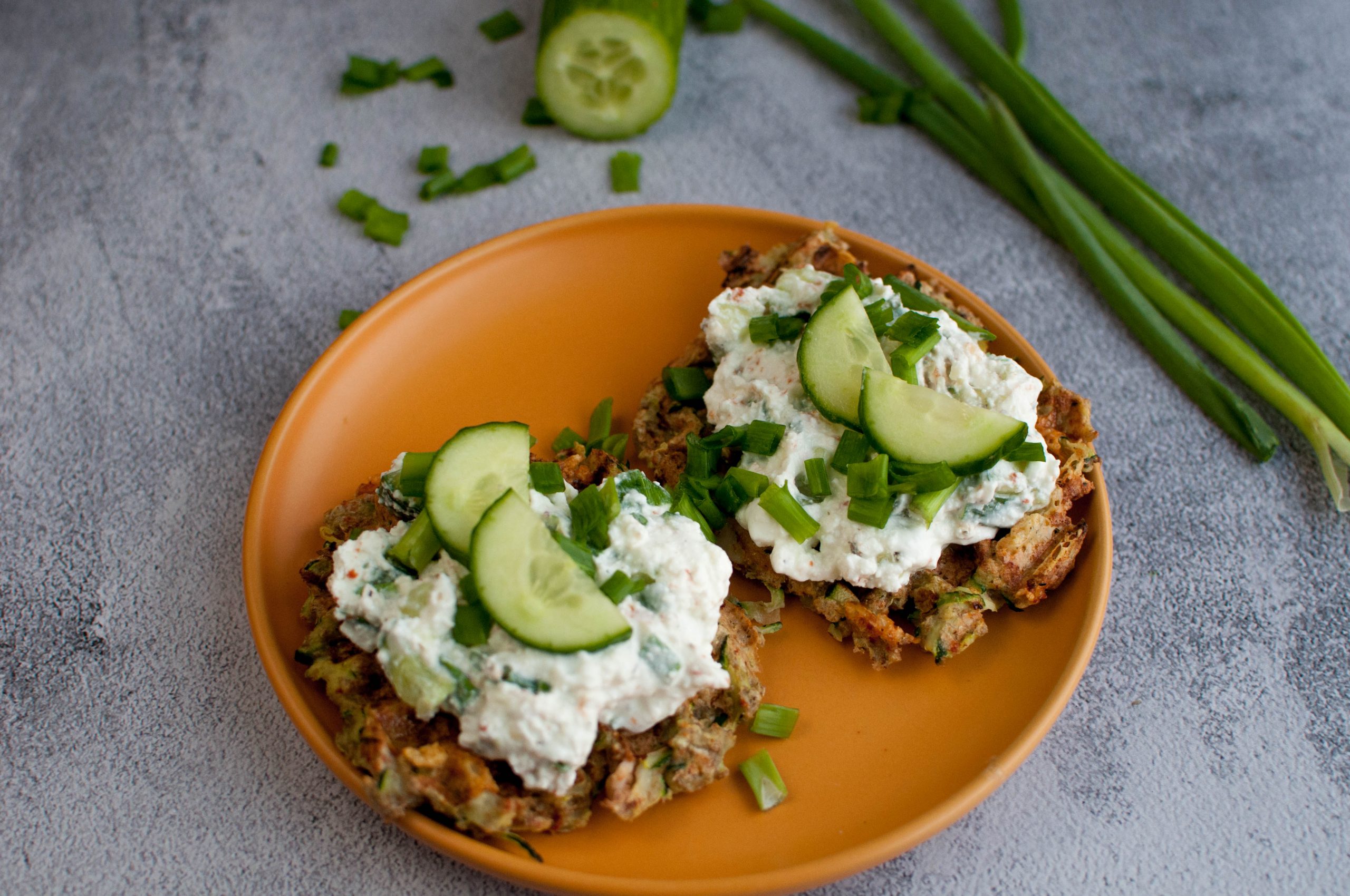 Wiosenne zdrowe gofry z cukinii z twarożkiem