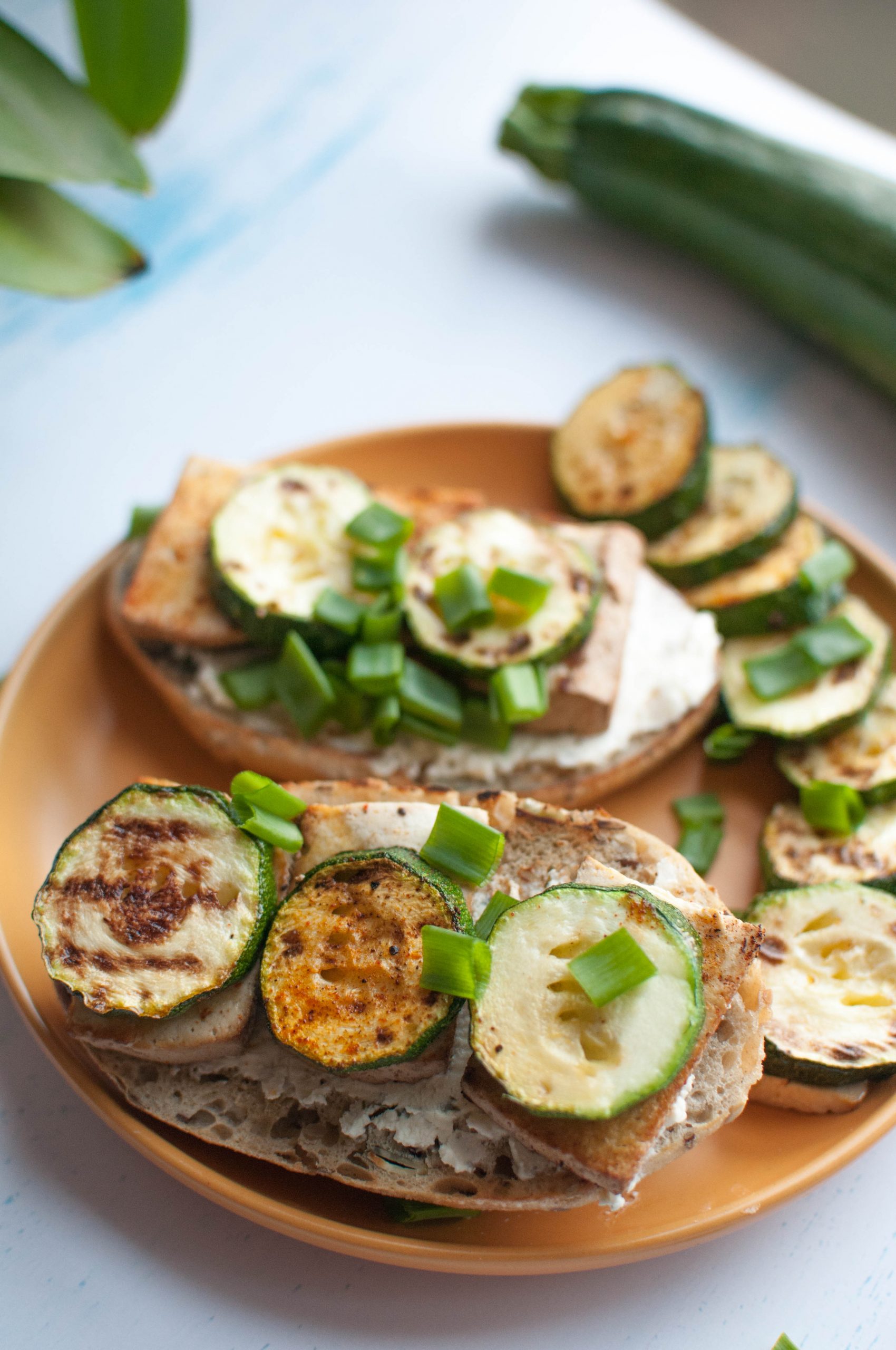 Chrupiące bułki z grillowanym tofu i cukinią